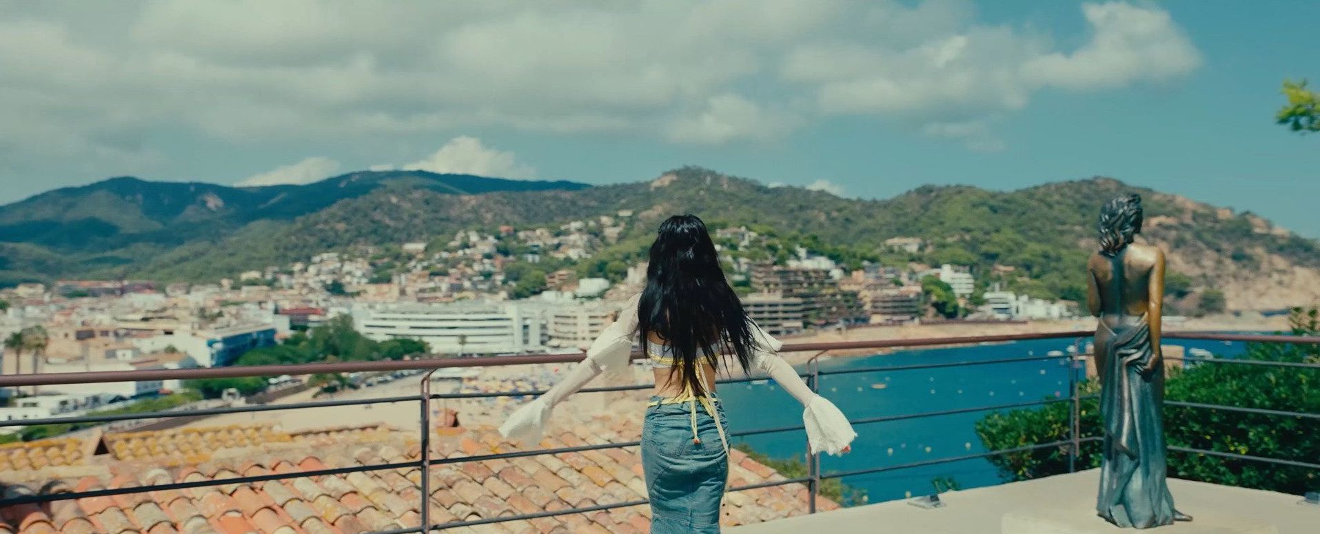 YooA at the Tossa de Mar viewpoint with the statue of Ava Gardner (Author: SME, Melody music video).