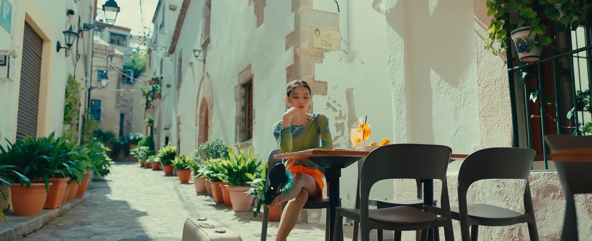 YooA at the terrace of Restaurant Portal in Vila Vella (Old Town) (Author: SME, Melody music video)