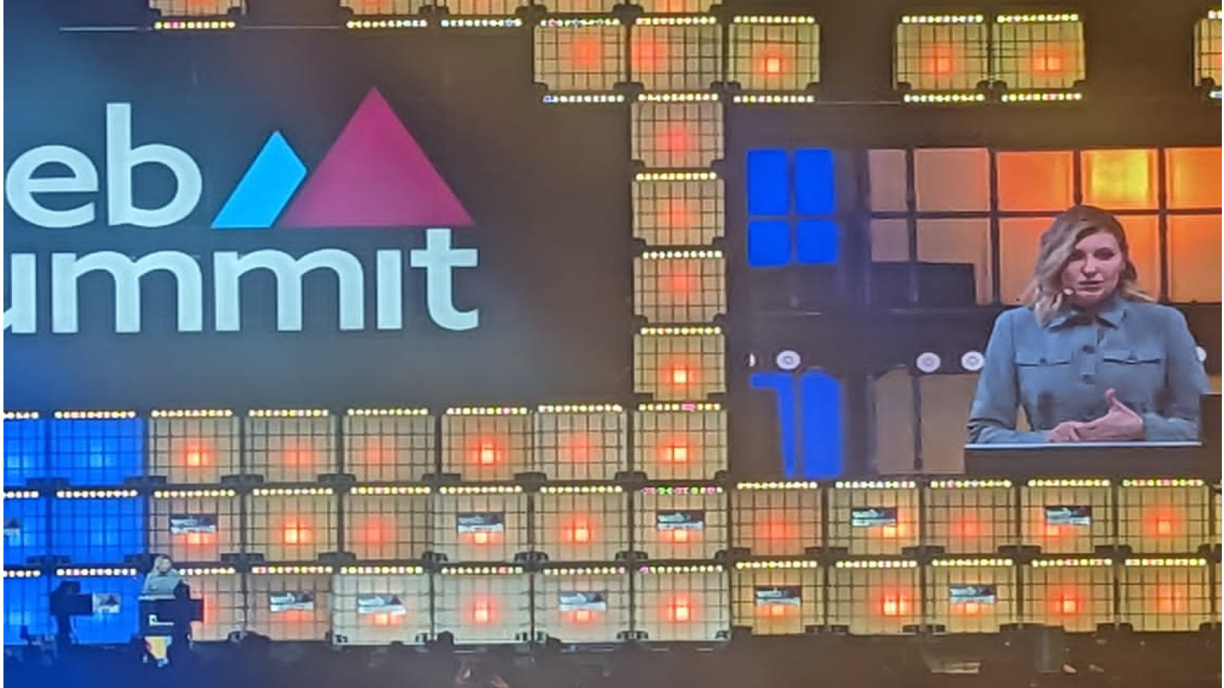 Fotografía de presentación de Olena Zelenska en el estadio Altice