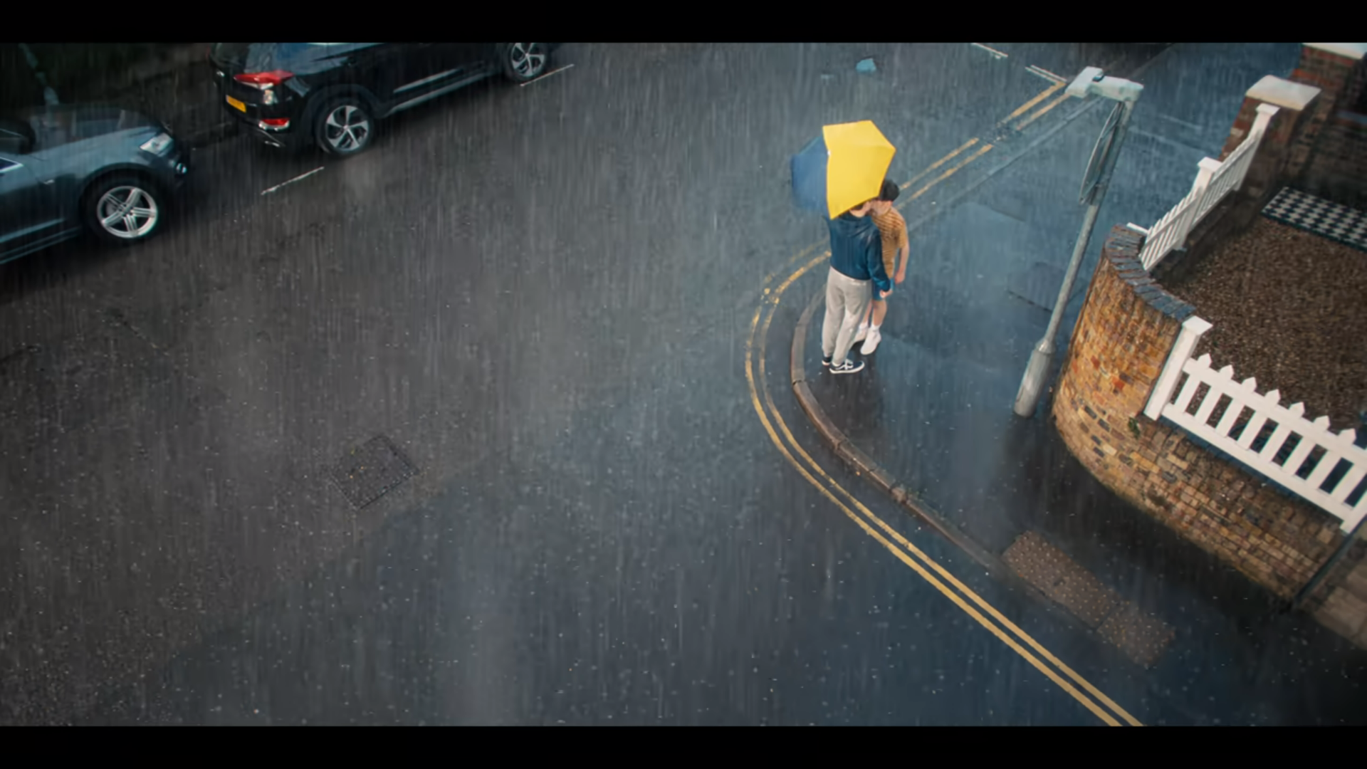 Esquina del beso de Nick y Charlie con lluvia
