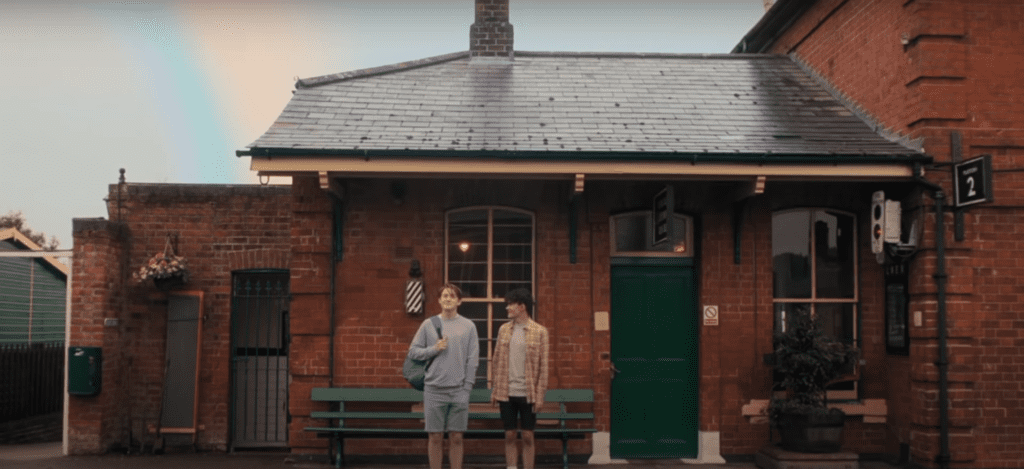 Nick y Charlie esperando al tren en la estación de North Weald Bassed