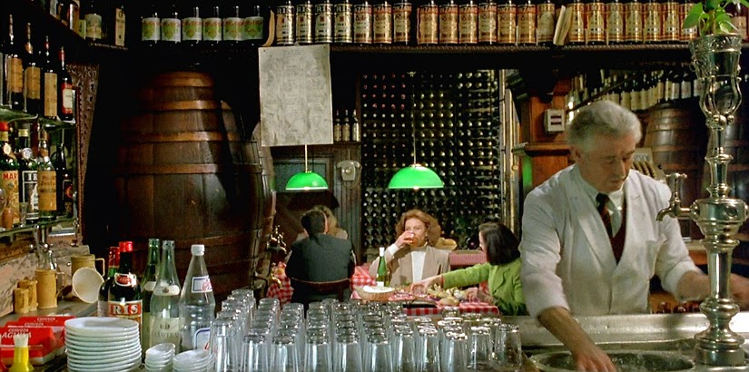 Leo (Marisa Paredes) y Betty (Carme Elías) en la Taberna Ángel Sierra en La Flor de mi Secreto (1995)