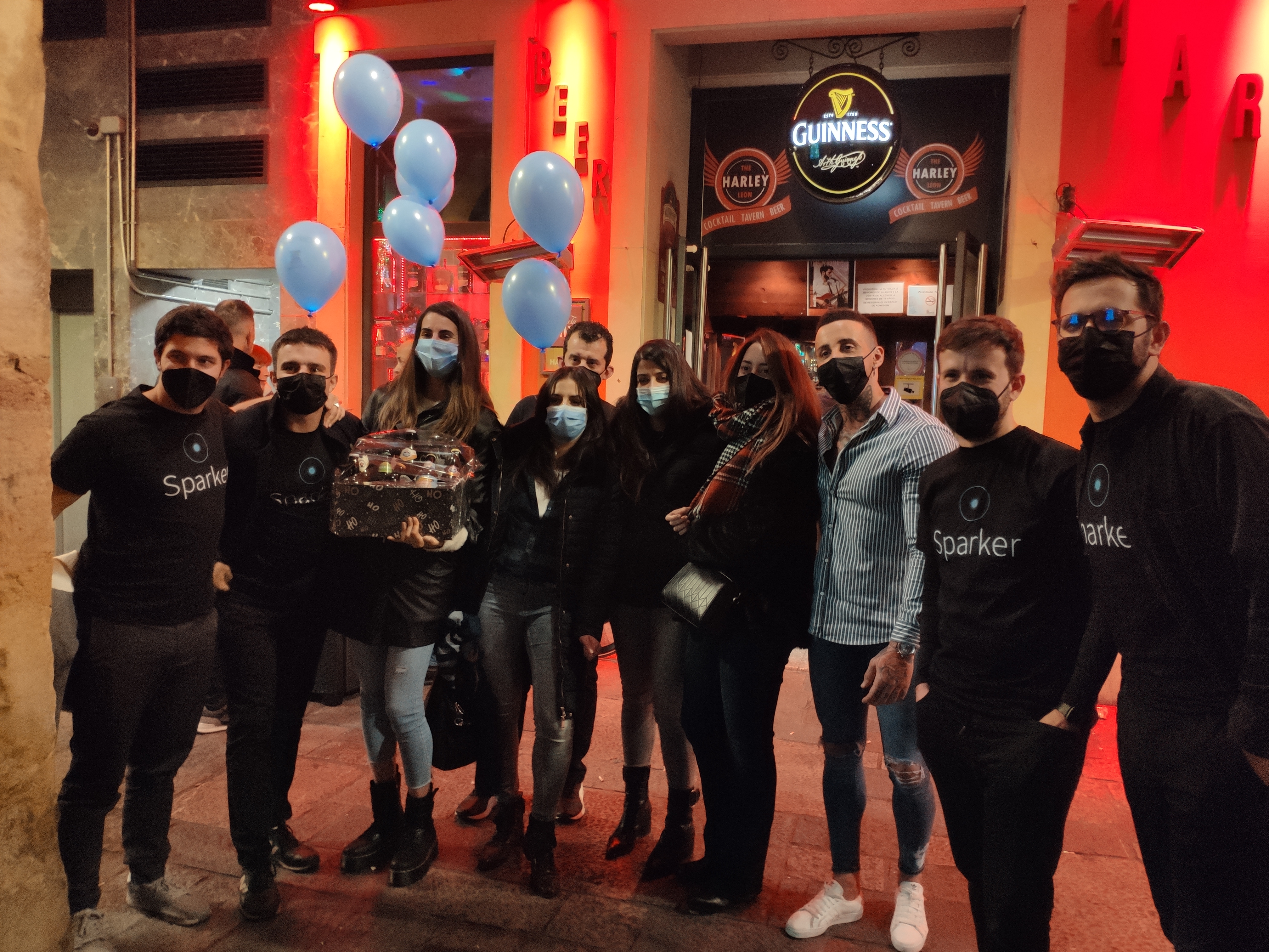 Foto con las ganadoras de las cervezas artesanas, el equipo de Sparker y el responsable del bar Harley