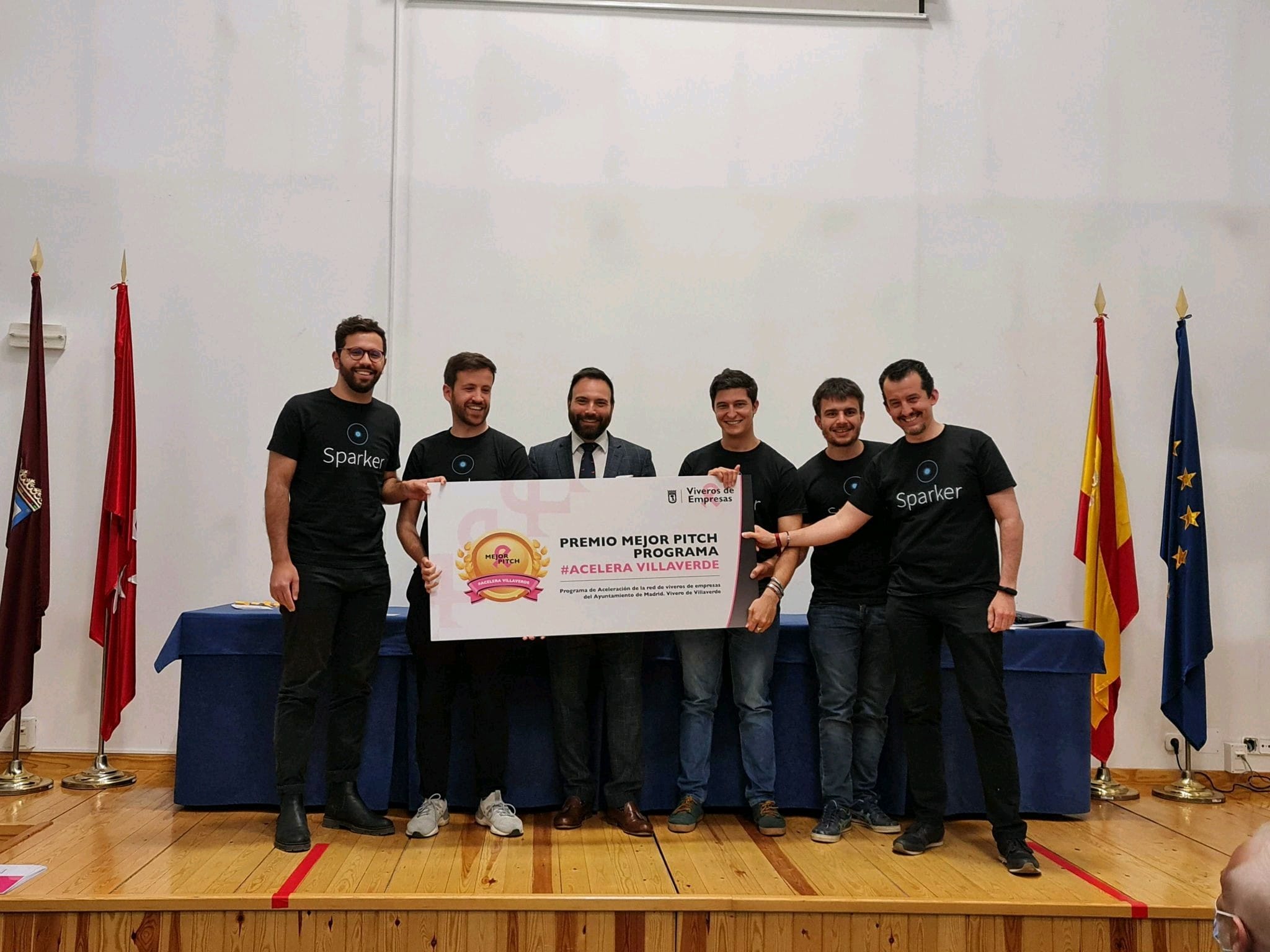 Recepción del premio a mejor proyecto en la Aceleradora de Villaberde, en la foto salen los fundadores de Sparker y Angel Niño en representación del Ayuntamiento de Madrid que entrega el premio